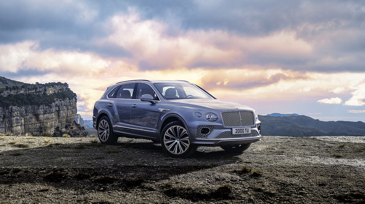 new-bentley-bentayga-v8-in-hallmark-paint-parked-on-cliff-top-2020